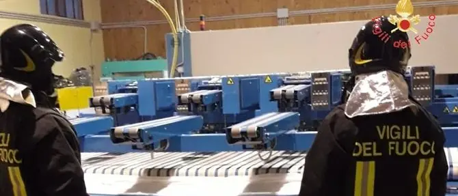 Con le braccia incastrate tra i rulli di una macchina, giovane salvata