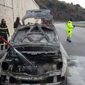 Auto in fiamme sull’A2, 80enne si mette in salvo