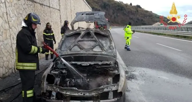 Auto in fiamme sull’A2, 80enne si mette in salvo