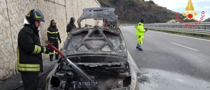 Auto in fiamme sull’A2, 80enne si mette in salvo