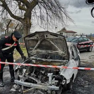 Incendia la propria auto, raggiunto e denunciato dai carabinieri