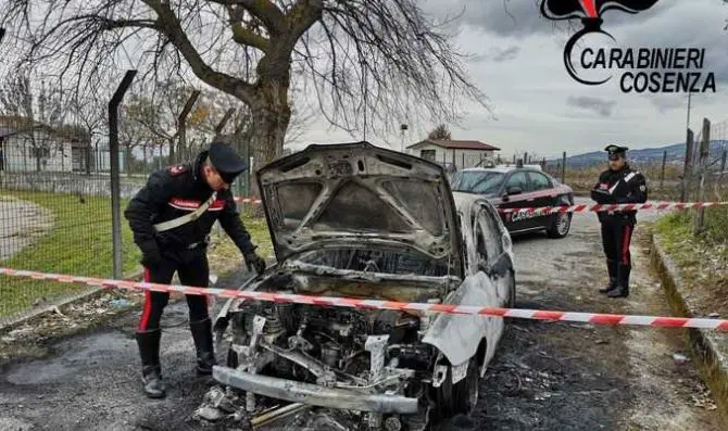 Incendia la propria auto, raggiunto e denunciato dai carabinieri