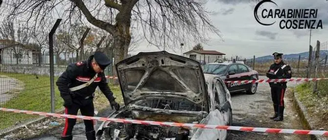 Incendia la propria auto, raggiunto e denunciato dai carabinieri