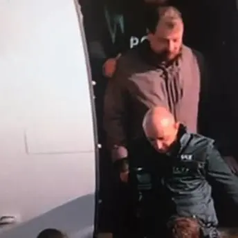 Atterrato a Roma Cesare Battisti e subito trasferito a Oristano