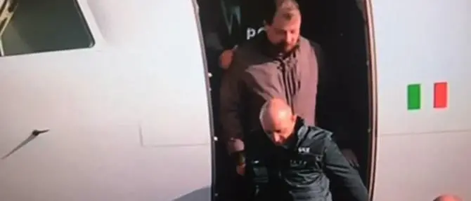 Atterrato a Roma Cesare Battisti e subito trasferito a Oristano