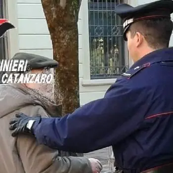 Anziano derubato dalla badante a Catanzaro, scatta la denuncia