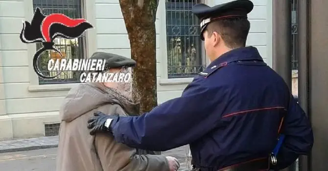 Anziano derubato dalla badante a Catanzaro, scatta la denuncia