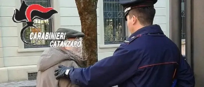 Anziano derubato dalla badante a Catanzaro, scatta la denuncia