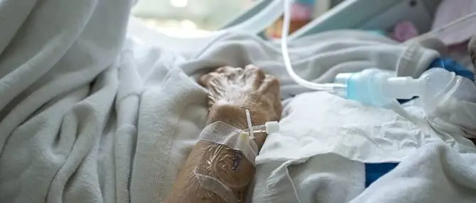 Lamezia, staccano l'energia senza preavviso: disabile ha una crisi respiratoria