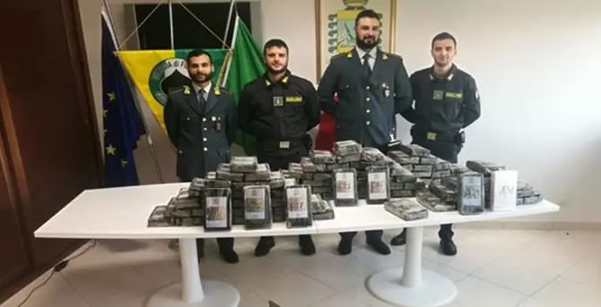 Gioia Tauro crocevia della droga, sequestrati oltre 100 chili di cocaina