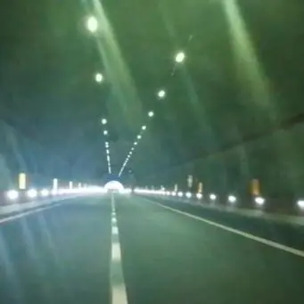 Quella galleria dell'A2 che s'illumina al ritmo di discomusic