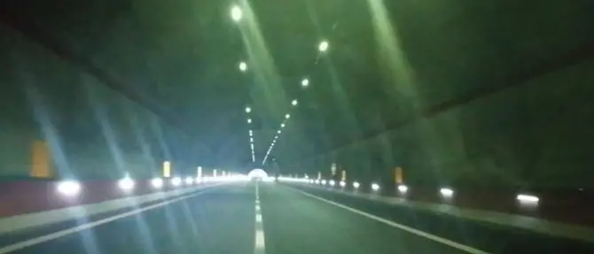 Quella galleria dell'A2 che s'illumina al ritmo di discomusic