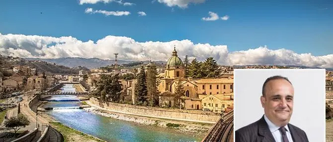 Bonisoli nel centro storico di Cosenza accompagnato dal senatore Morra