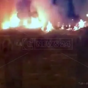 A fuoco la capanna di un presepe vivente nel Catanzarese