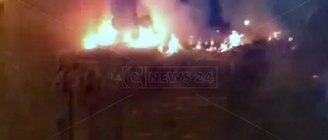 A fuoco la capanna di un presepe vivente nel Catanzarese