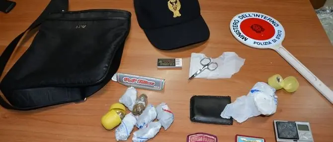 Cosenza, sorpreso dalla polizia mentre spacciava cocaina e marijuana