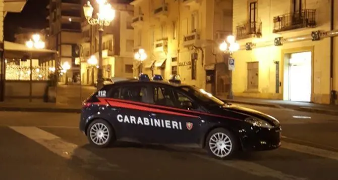 Calci e pugni ai carabinieri, in manette giovane lametino