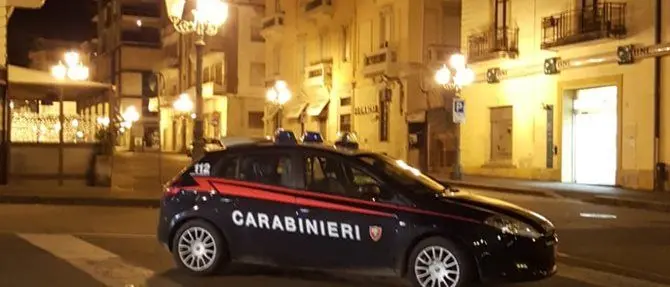 Calci e pugni ai carabinieri, in manette giovane lametino