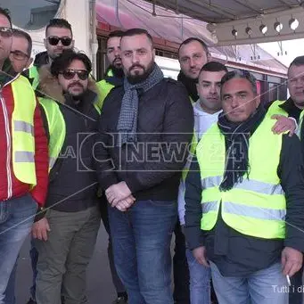 Stagionali Sacal, quarto giorno di sit-in davanti all’aeroporto
