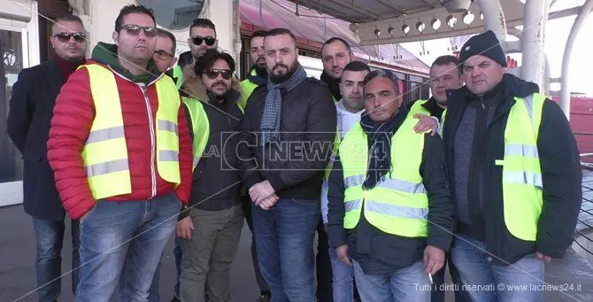 Stagionali Sacal, quarto giorno di sit-in davanti all’aeroporto