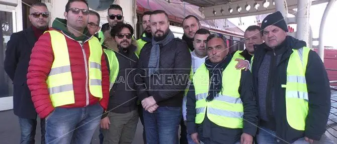 Stagionali Sacal, quarto giorno di sit-in davanti all’aeroporto