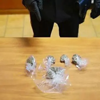 Tentano di disfarsi della droga, un arresto e una denuncia