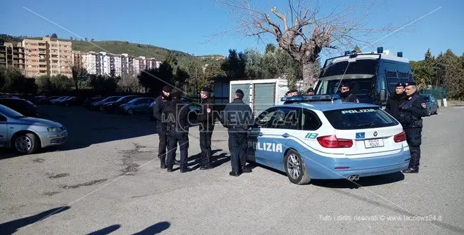 Blitz in viale Isonzo: trovata la custodia del fucile rubato a un agente