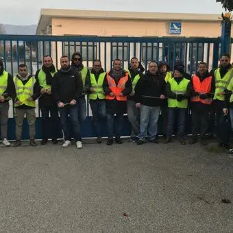 Stagionali Sacal, i lavoratori si incatenano ai cancelli della società