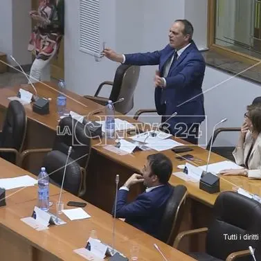 Cosenza, opposizione all'attacco: «Cartelle pazze dal Comune»