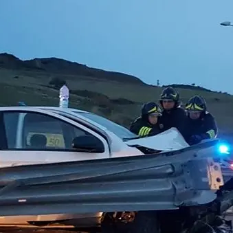 Esce fuori strada per un malore, un ferito sulla statale 106