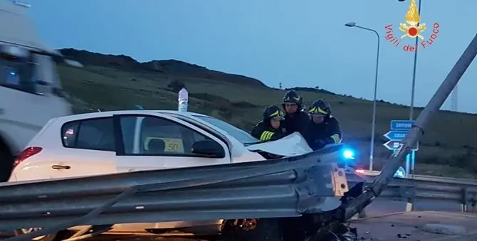 Esce fuori strada per un malore, un ferito sulla statale 106