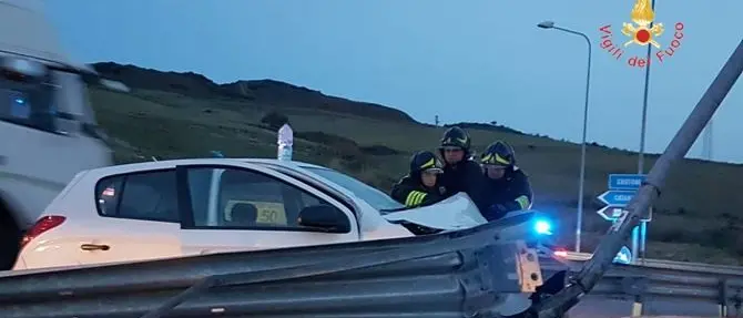 Esce fuori strada per un malore, un ferito sulla statale 106