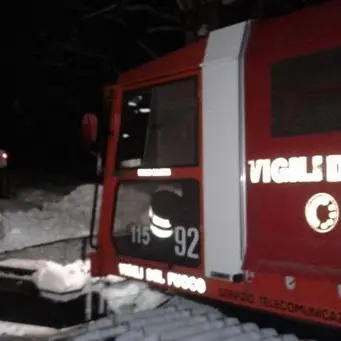Fuoristrada bloccati dalla neve, vigili del fuoco soccorrono cinque mezzi