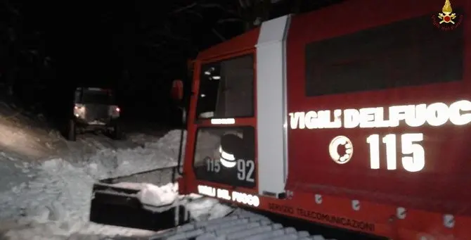 Fuoristrada bloccati dalla neve, vigili del fuoco soccorrono cinque mezzi