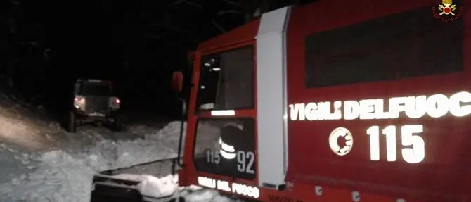 Fuoristrada bloccati dalla neve, vigili del fuoco soccorrono cinque mezzi