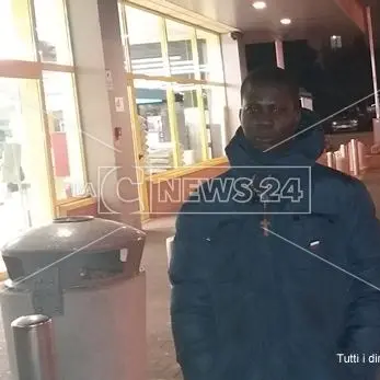 Cosenza, migrante trova un portafoglio e lo restituisce: «Grazie per l'onestà»
