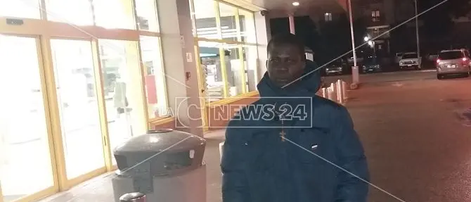 Cosenza, migrante trova un portafoglio e lo restituisce: «Grazie per l'onestà»