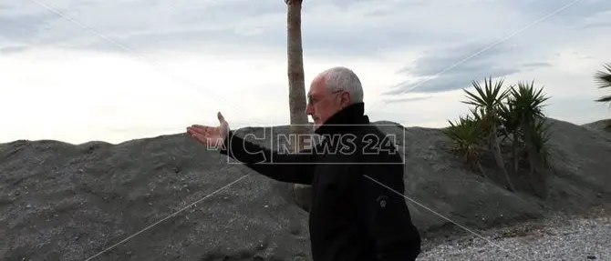 Quel lido a Gizzeria inghiottito dal mare «nel silenzio delle istituzioni»