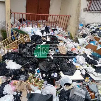 Degrado lungo viale Isonzo a Catanzaro, volano gli stracci tra Comune e Aterp