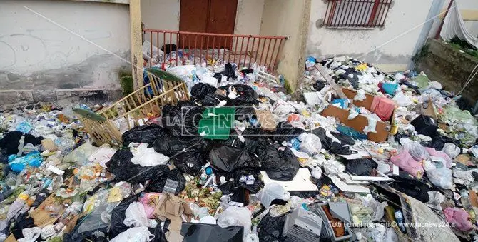 Degrado lungo viale Isonzo a Catanzaro, volano gli stracci tra Comune e Aterp