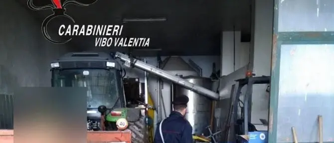 Blitz nella ditta di raccolta rifiuti a Maierato, sospesa l’attività