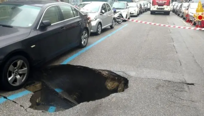 Si apre una voragine nel cuore di Catanzaro, disagi alla viabilità