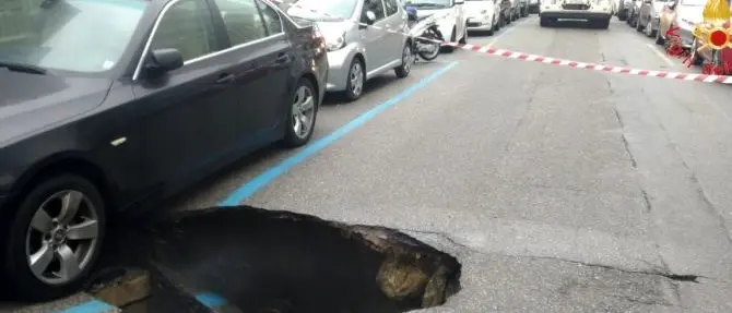 Si apre una voragine nel cuore di Catanzaro, disagi alla viabilità