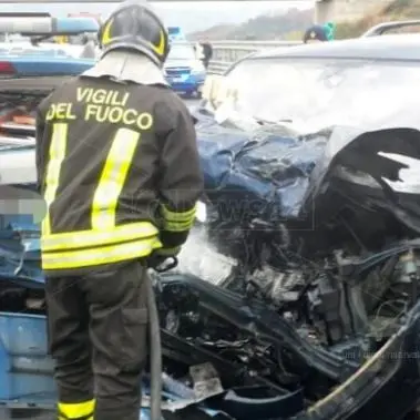 Auto della polizia travolta mentre interviene per un incidente: un ferito grave