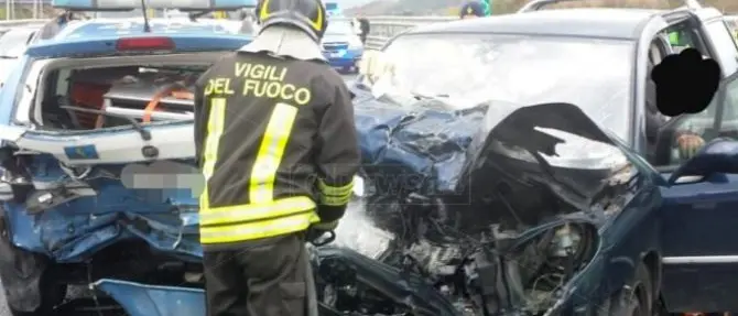 Auto della polizia travolta mentre interviene per un incidente: un ferito grave