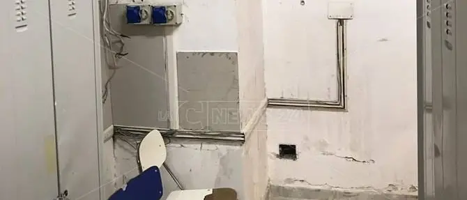 Gli spogliatoi dell’ospedale di Vibo regno del degrado e della sporcizia