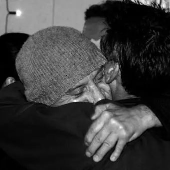 Riabbraccia il figlio dopo dieci anni, storia a lieto fine per un senzatetto