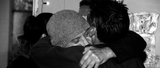 Riabbraccia il figlio dopo dieci anni, storia a lieto fine per un senzatetto