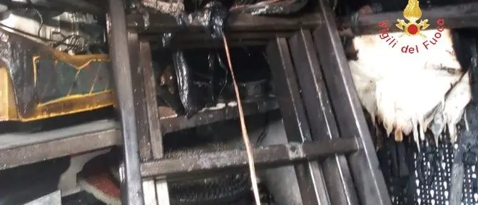 Lamezia, in fiamme un box in pieno centro abitato