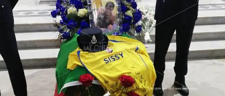 A Taurianova è il giorno del dolore. L'ultimo straziante saluto a Sissy Trovato